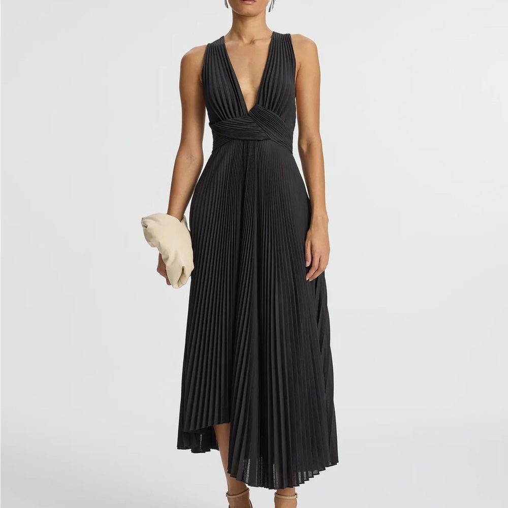 NWT Everly Pleated Midi Dress 🖤